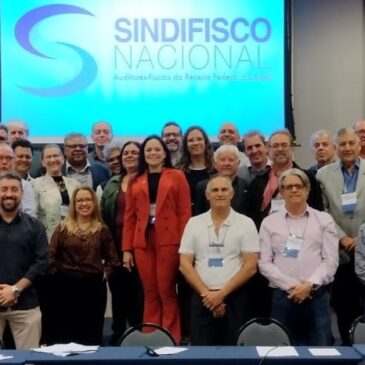 Aduaneiros encerram encontro nacional com carta ao governo e propostas para reformular o setor.