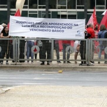 Em Brasília, aposentados e pensionistas reivindicam reajuste no vencimento básico e paridade no bônus